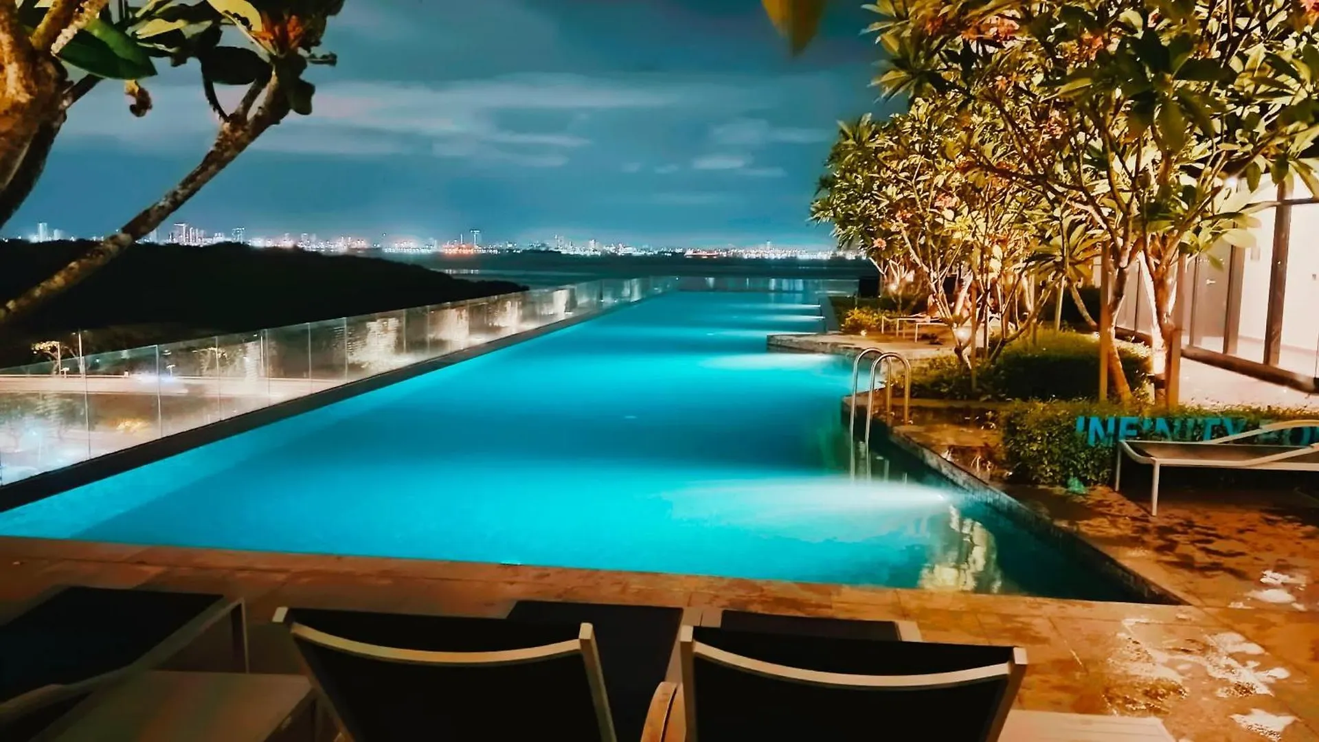 Premium Familystay Urban Suites-3Br 14 Pax Jelutong Apartament